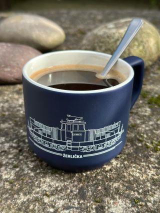 Naše nové hrnečky☕️ 🔴 ŠLECHTIČNA 🔵 ŽEHLIČKA 👉 www.locomotif.cz/kolekce-peron/