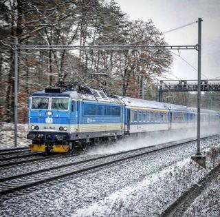 Těžký život dcery Locomotif Vyzvedávám moji devítiletou dceru z badmintonu u tělocvičny a míříme domů. „Mami, za čtrnáct...