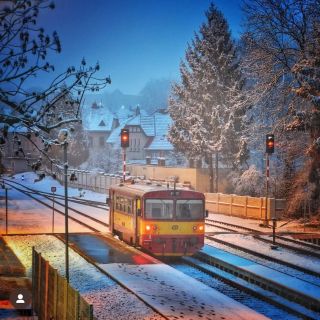 Tak trochu výjimečný den v Locomotif 👀 Balím u nás v krámu noťas do batohu a chystám se zmizet. V ten moment vrznou dveře...