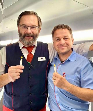 Další milá zdravice, která dorazila. Legenda jídelních vozů Pavel Peterka a strojvedoucí DB Marco, který má na svědomí...